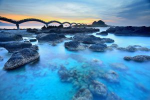Famous Sansiantai dragon bridge, connecting Sanxiantai Island and the Taiwan east coast. © Anthony Ko / Getty Images