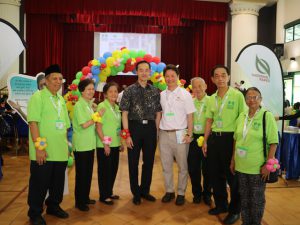 Dr Koh Poh Koon, Minister of State for Ministry of Trade & Industry and Ministry of National Development, with RSVP President Koh Juay Meng (in white) and RSVP's volunteers.
