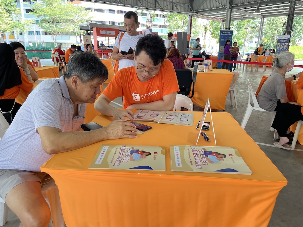 Senior, residents in Chong Pang embrace digital literacy